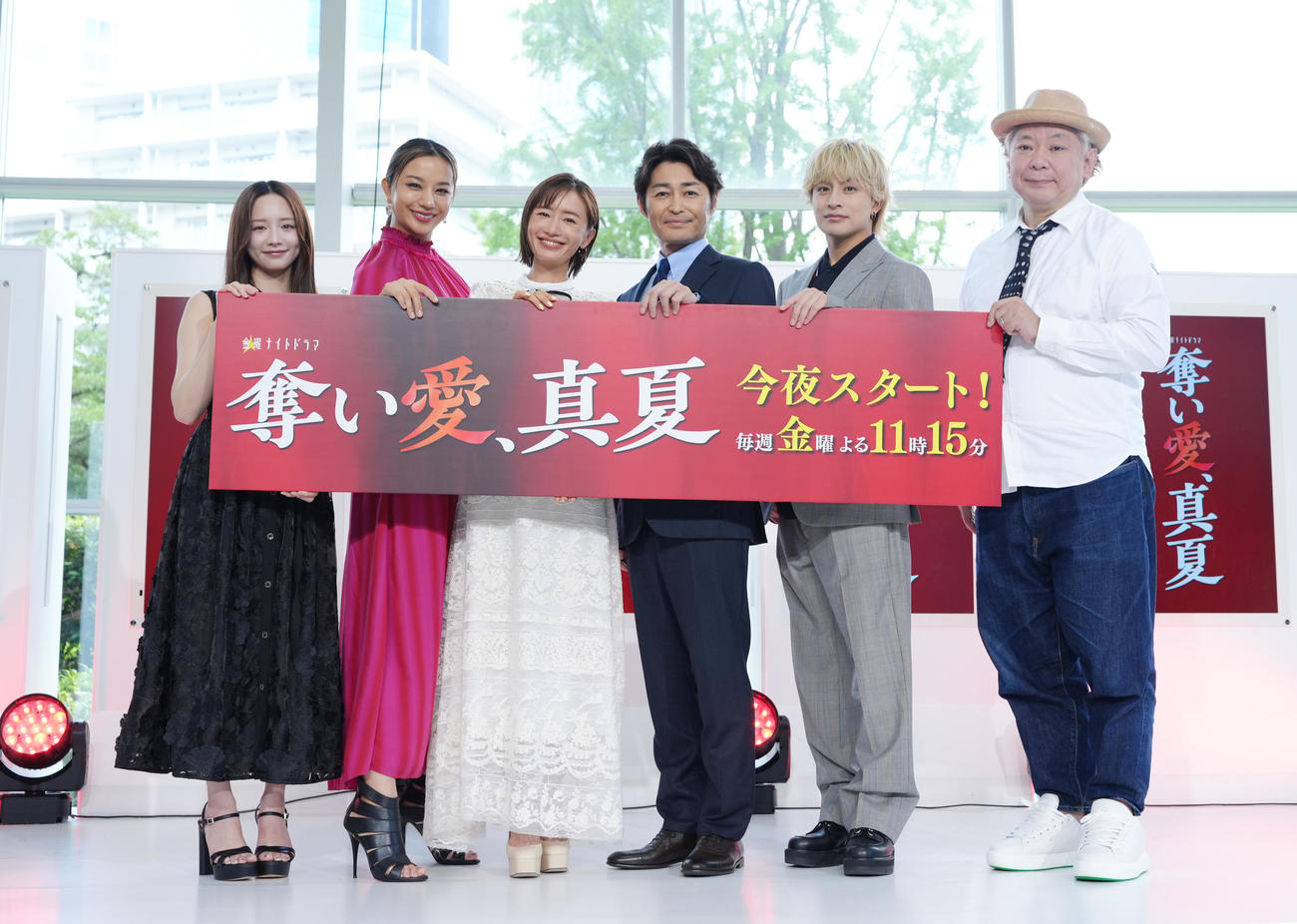 ドラマ「奪い愛、真夏」の制作発表記者会見で記念写真に納まる、左から森香澄、高橋メアリージュン、松本まりか、安田顕、白濱亜嵐、鈴木おさむ氏（撮影・菅敏）