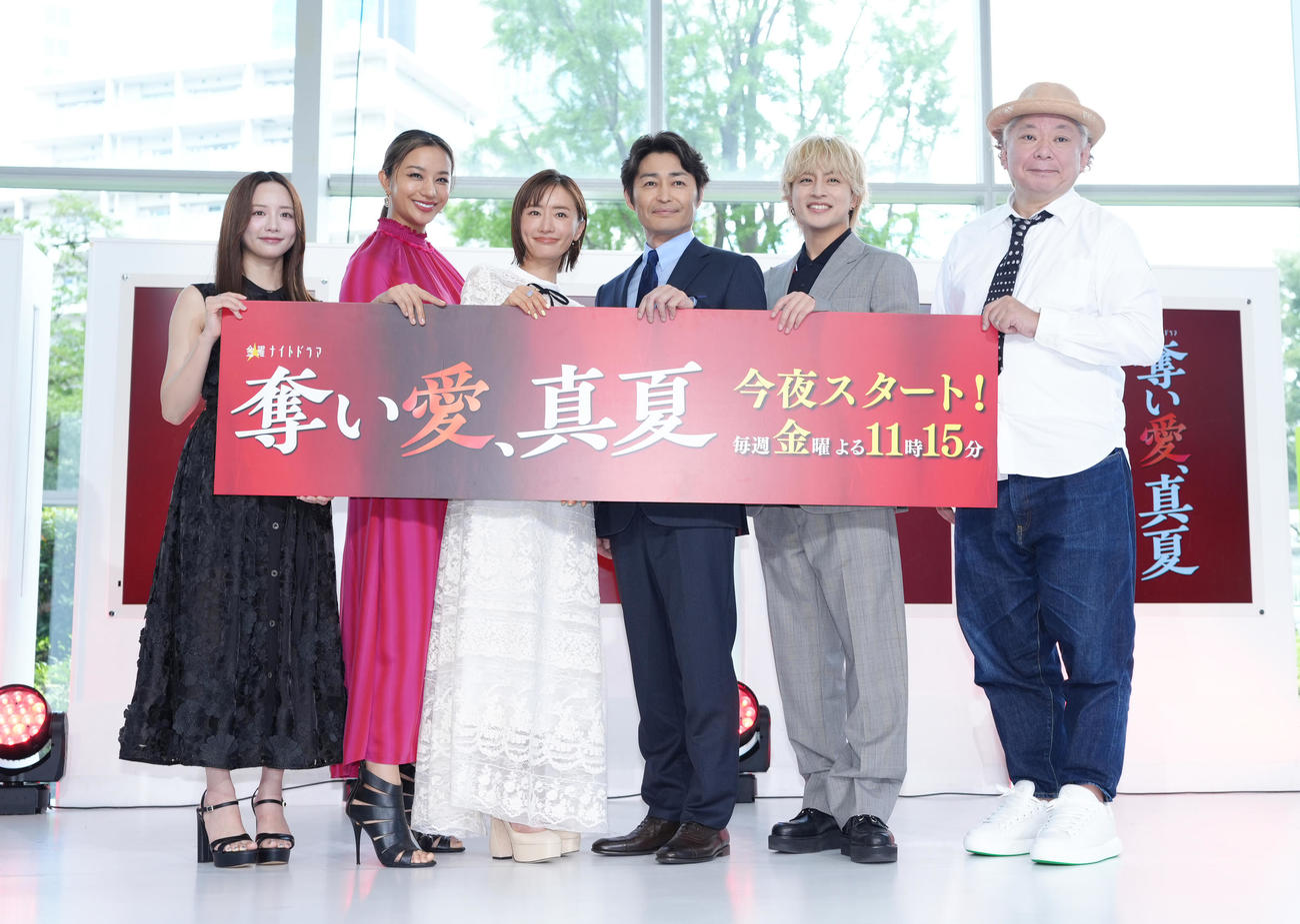 ドラマ「奪い愛、真夏」の制作発表記者会見で記念写真に納まる、左から森香澄、高橋メアリージュン、松本まりか、安田顕、白濱亜嵐、鈴木おさむ氏（撮影・菅敏）