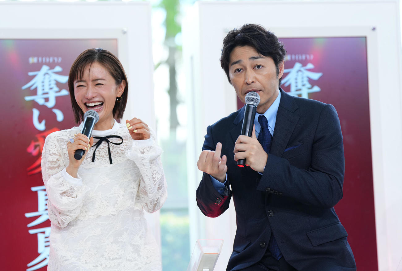ドラマ「奪い愛、真夏」の制作発表記者会見で撮影のエピソードを話す松本まりかと安田顕（右）（撮影・菅敏）