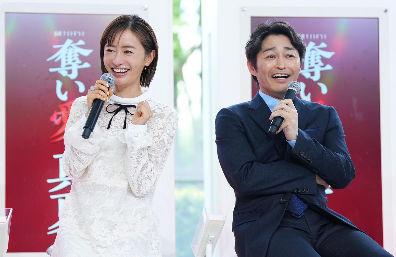ドラマ「奪い愛、真夏」の制作発表記者会見で撮影のエピソードを話す松本まりかと安田顕（右）（撮影・菅敏）