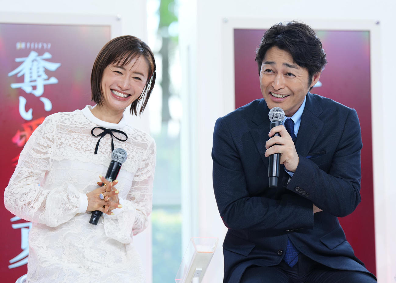ドラマ「奪い愛、真夏」の制作発表記者会見で撮影のエピソードを話す松本まりかと安田顕（右）（撮影・菅敏）