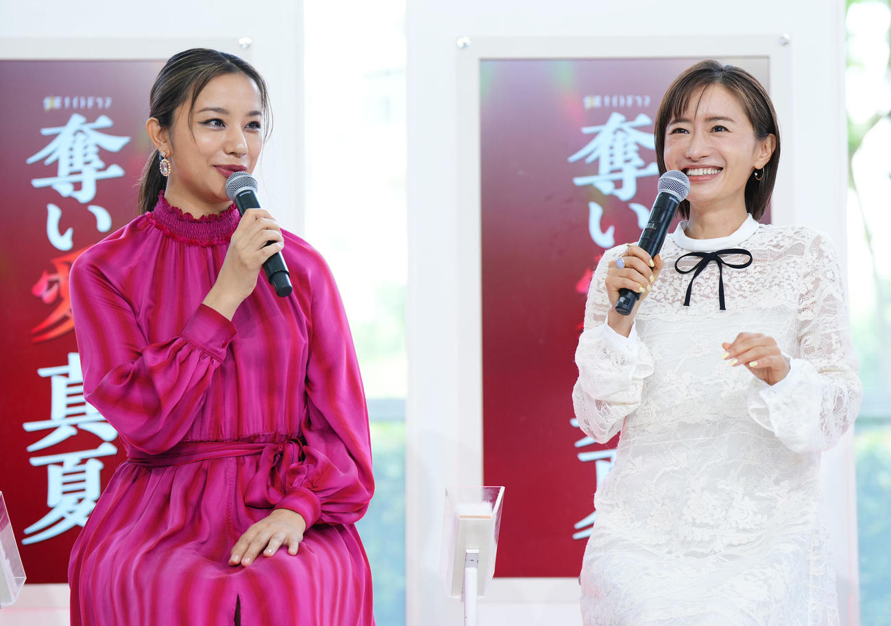 ドラマ「奪い愛、真夏」の制作発表記者会見で撮影のエピソードを話す松本まりかと高橋メアリージュン（左）（撮影・菅敏）