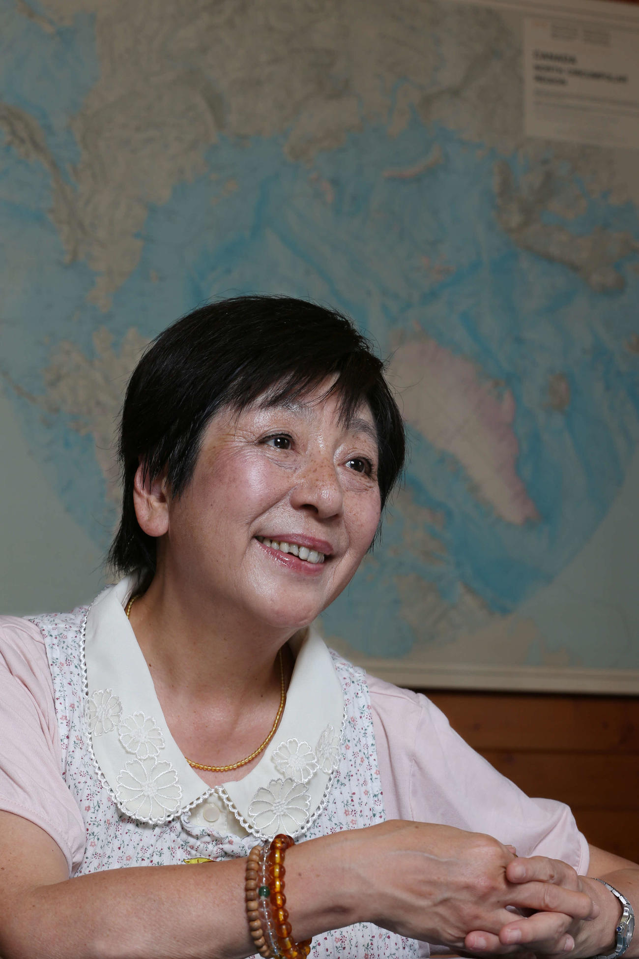 壁に掛けられた北極圏の地図を背に話す和泉雅子（撮影・丹羽敏通）