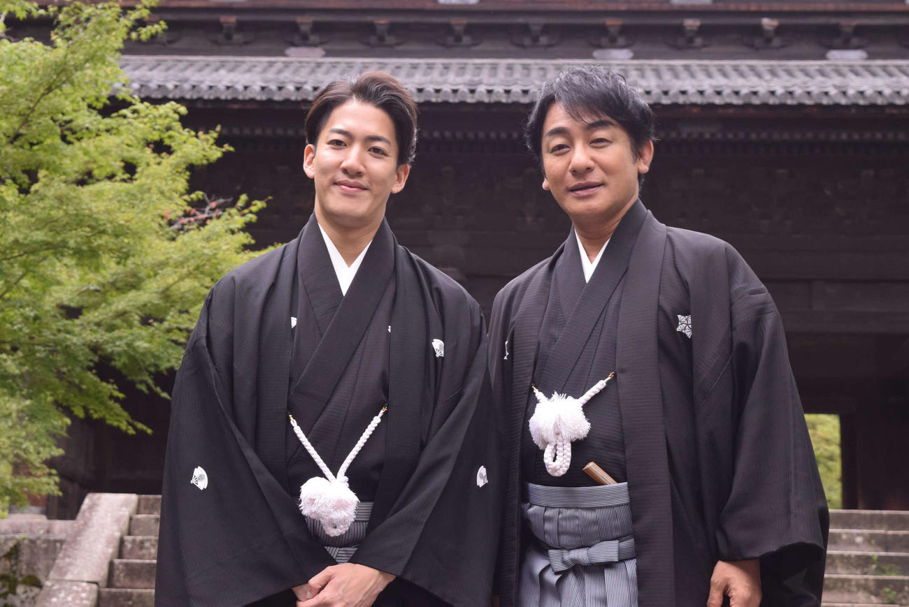 南禅寺三門前で撮影に応じる片岡愛之助（右）と尾上右近（撮影・阪口孝志）