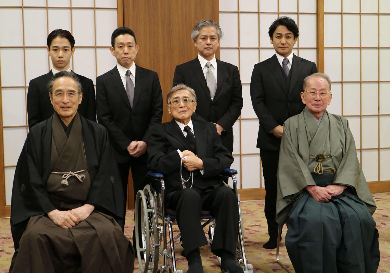 13代目片岡仁左衛門の二十七回忌法要に集まった、前列左から片岡仁左衛門、片岡我當、片岡秀太郎、後列左から片岡千之助、片岡孝太郎、片岡進之介、片岡愛之助＝20年1月28日
