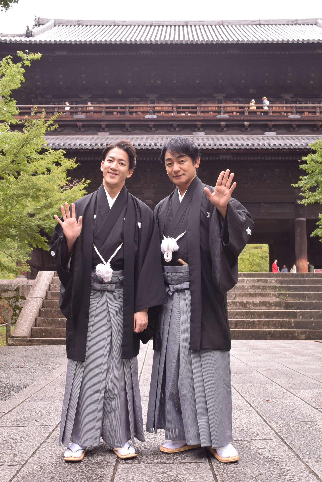 南禅寺三門前で撮影に応じる片岡愛之助（右）と尾上右近（撮影・阪口孝志）