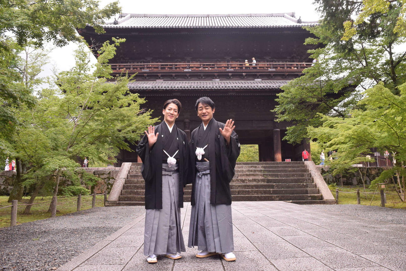南禅寺三門前で撮影に応じる片岡愛之助（右）と尾上右近（撮影・阪口孝志）
