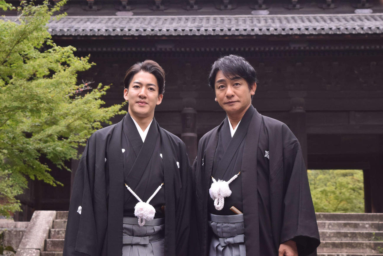 南禅寺三門前で撮影に応じる片岡愛之助（右）と尾上右近（撮影・阪口孝志）