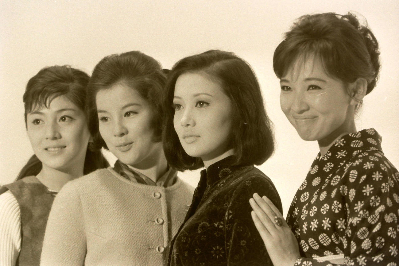 映画「若草物語」のスチール撮影に臨む、左から和泉雅子さん、吉永小百合、浅丘ルリ子、芦川いづみ＝1964年11月19日
