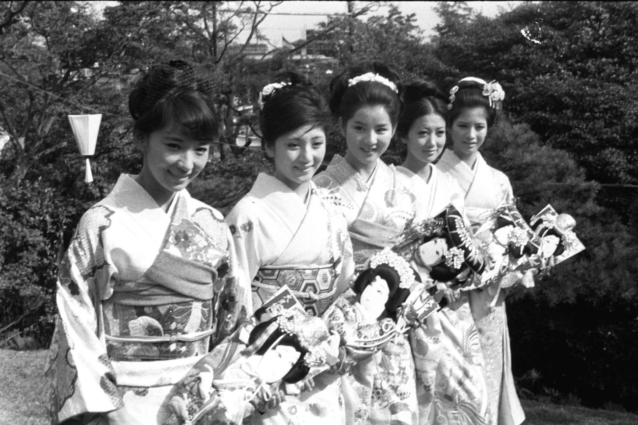 日活の正月撮影会に出席した（左から）芦川いずみ、和泉雅子さん、吉永小百合、浅丘ルリ子、松原智恵子