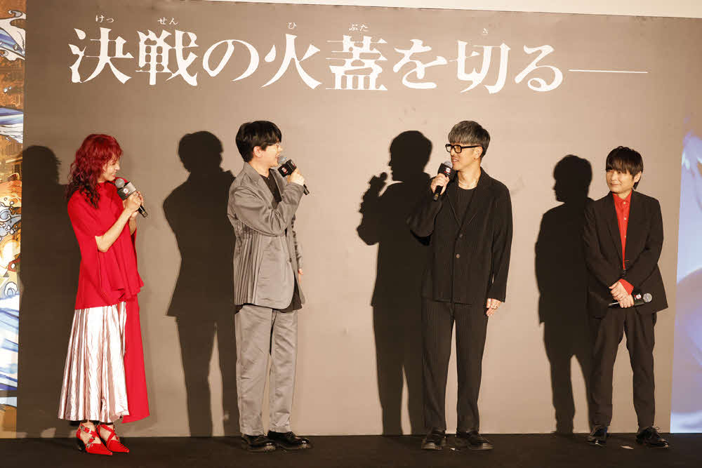 「劇場版『鬼滅の刃』無限城編　第一章　猗窩座再来」公開記念舞台あいさつでトークする、左からLiSA、花江夏樹、櫻井孝宏、石田彰