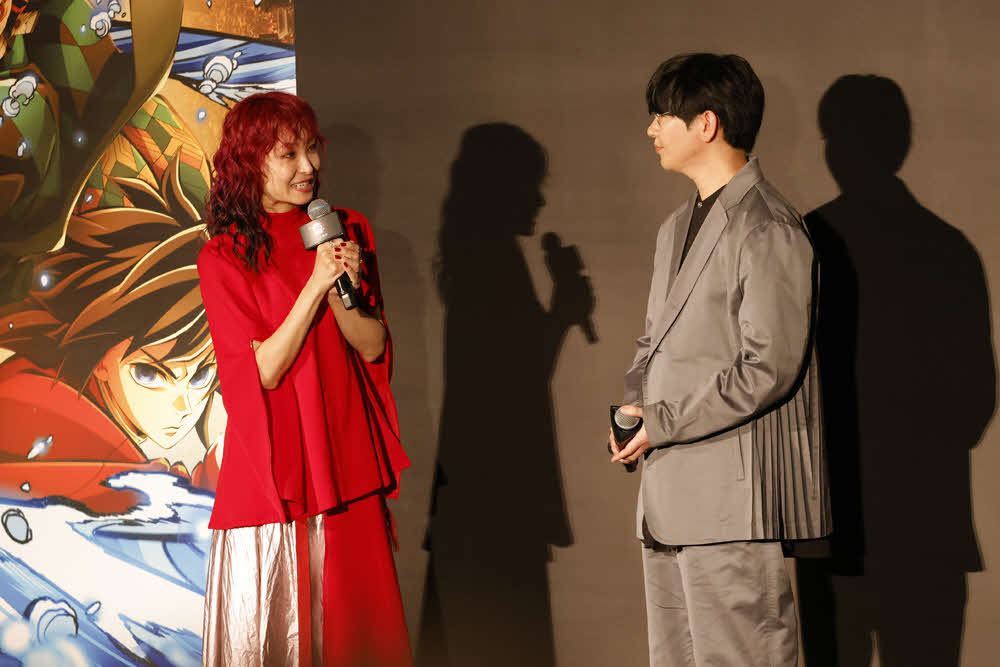 「劇場版『鬼滅の刃』無限城編　第一章　猗窩座再来」公開記念舞台あいさつでトークするLiSAと花江夏樹