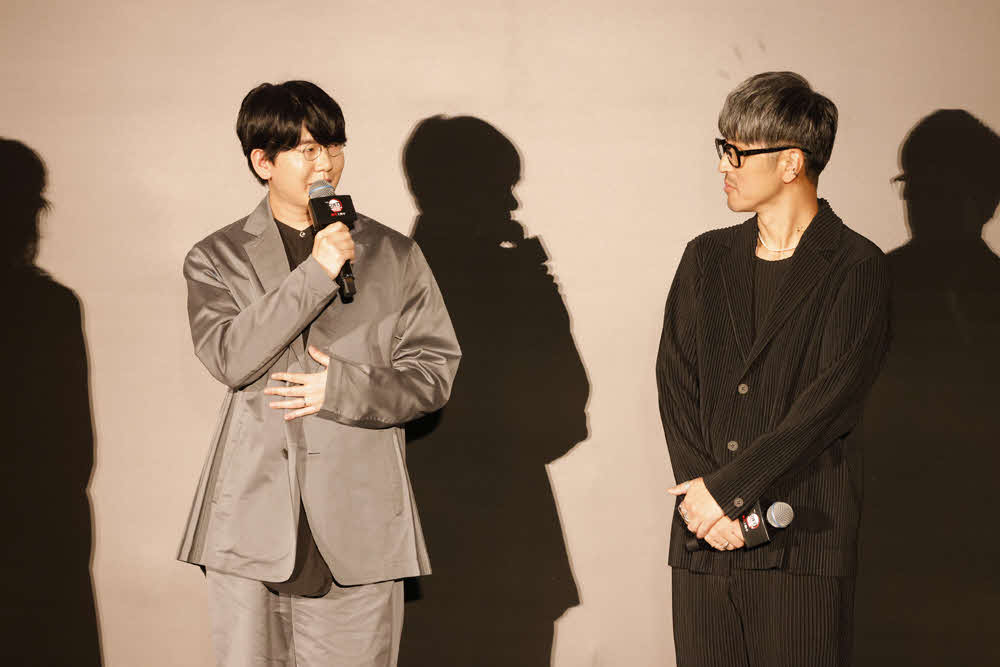 「劇場版『鬼滅の刃』無限城編　第一章　猗窩座再来」公開記念舞台あいさつでトークする、花江夏樹（左）と櫻井孝宏