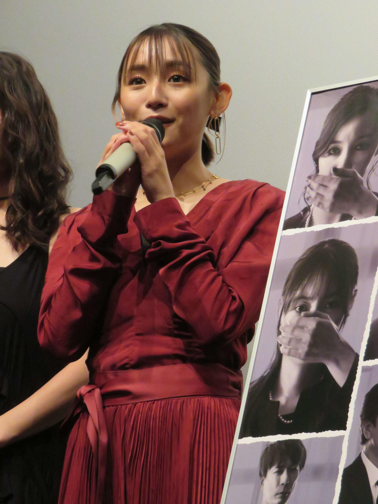 映画「49日の真実」舞台あいさつに登壇した浅川梨奈