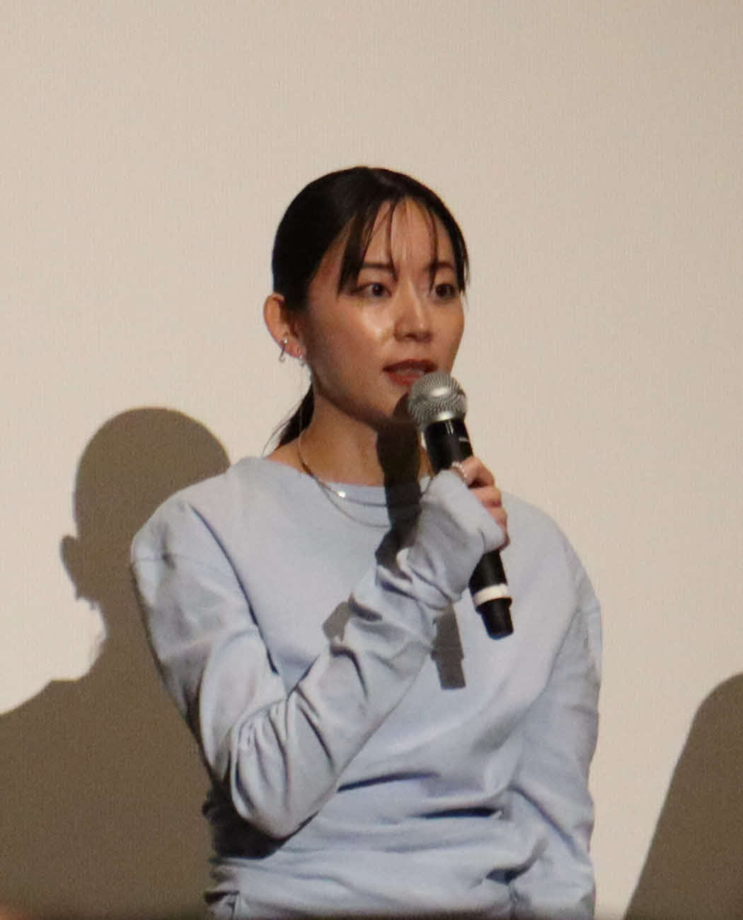 映画「また逢いましょう」の初日舞台あいさつに出席し大西礼芳