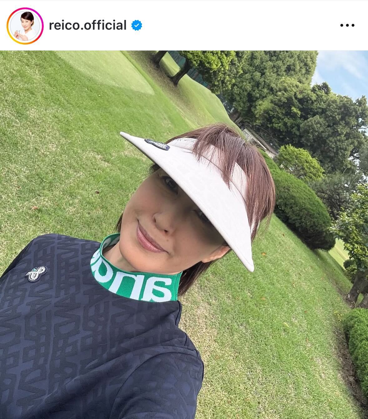 サンバイザーをつけたゴルフウエア姿（高島礼子のインスタグラムから）