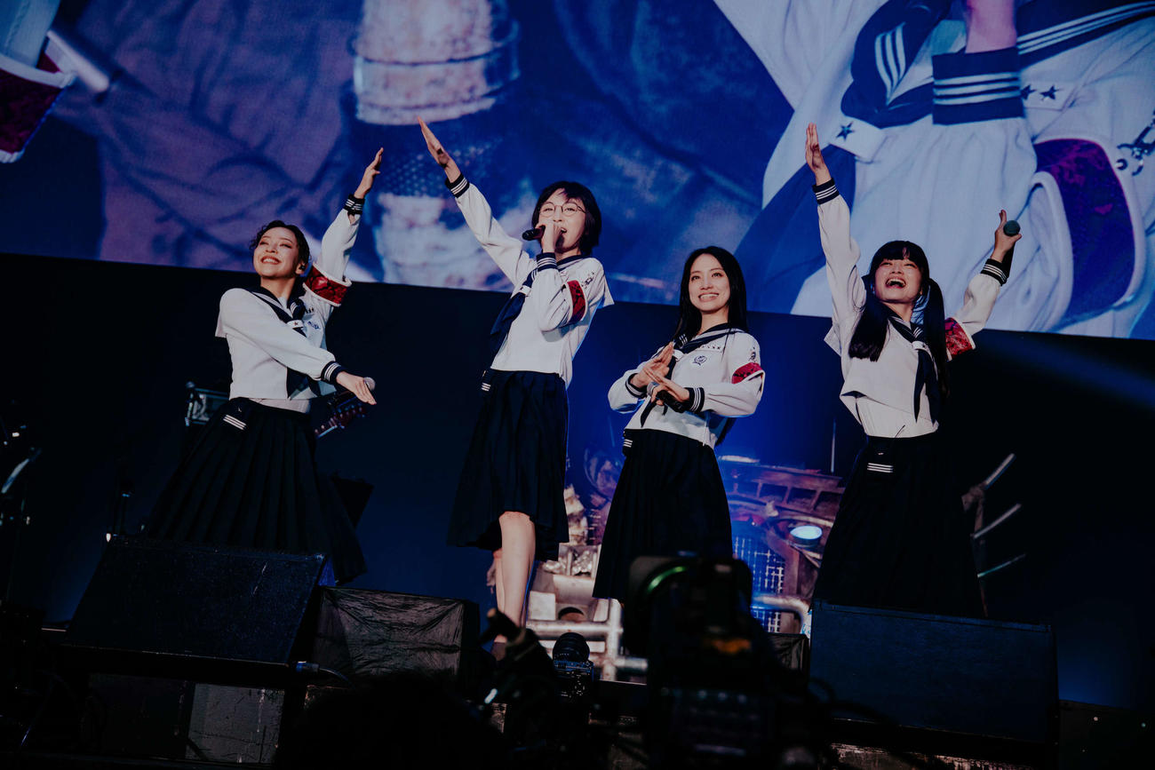 結成10周年記念公演「宣誓～個性や自由ではみ出し10年～」を行った新しい学校のリーダーズ（hiroyabrian氏撮影）