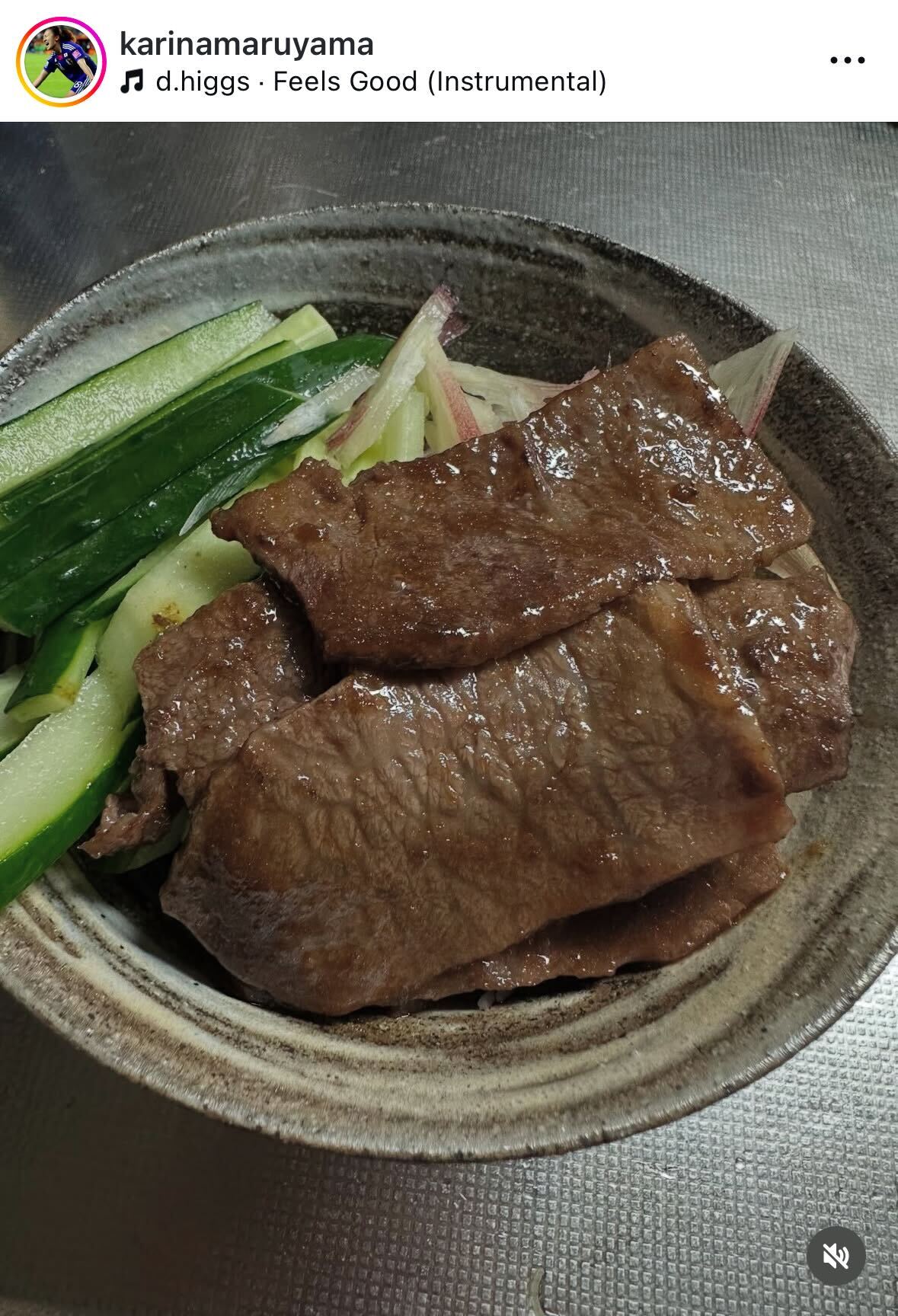 キュウリとみょうがを添えた焼き肉（丸山桂里奈のインスタグラムから）