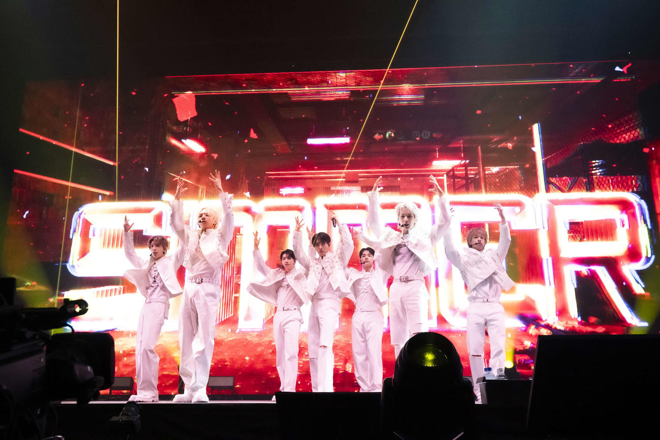 「NEXZ LIVE TOUR 2025　“One Bite”」でパフォーマンスするNEXZ。左からYUKI、SO GEON、YU、HYUI、HARU、TOMOYA、SEITA（田中聖太郎氏撮影）