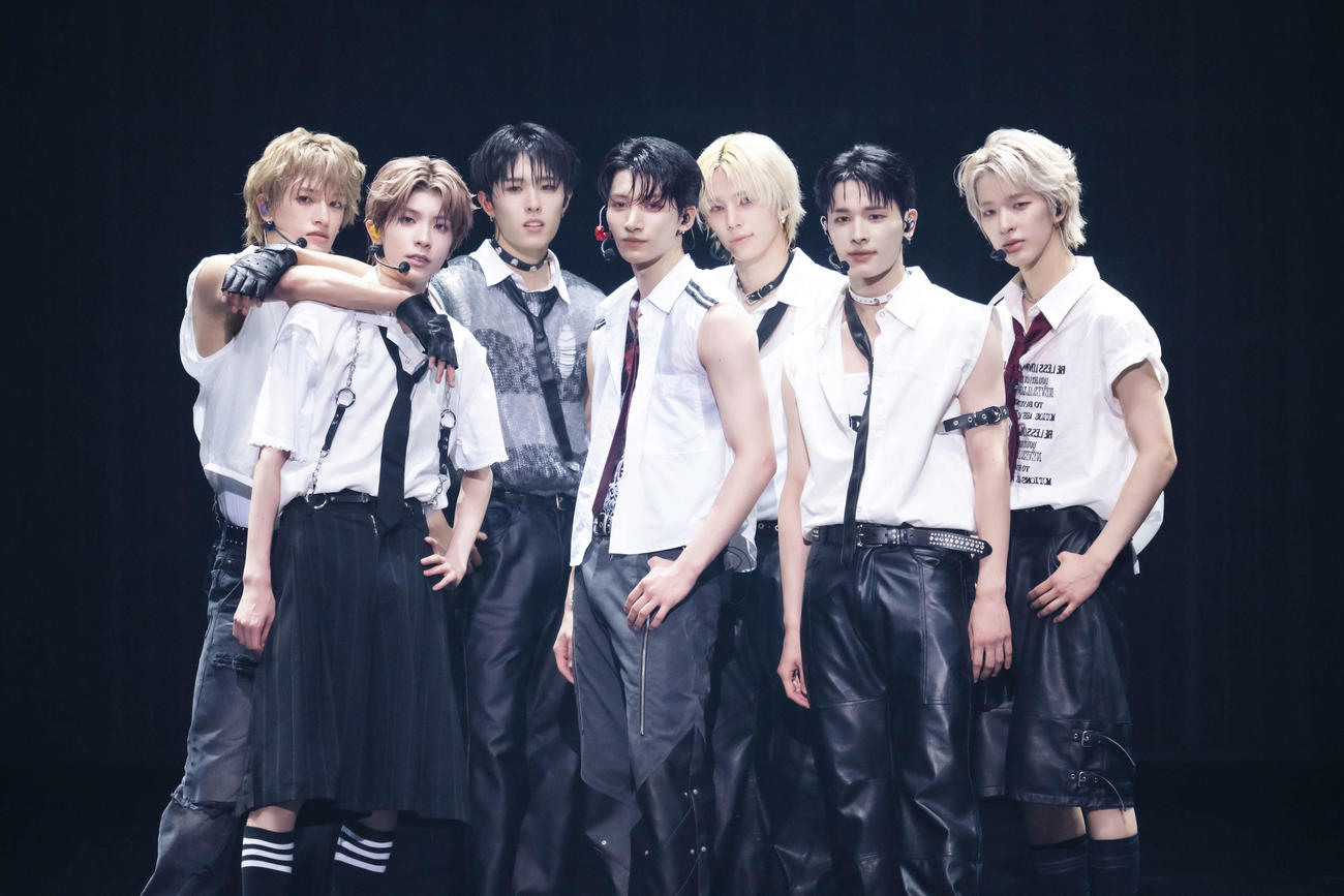 「NEXZ LIVE TOUR 2025　“One Bite”」でパフォーマンスするNEXZ。左からSEITA、YUKI、HYUI、YU、SO GEON、HARU、TOMOYA（田中聖太郎氏撮影）