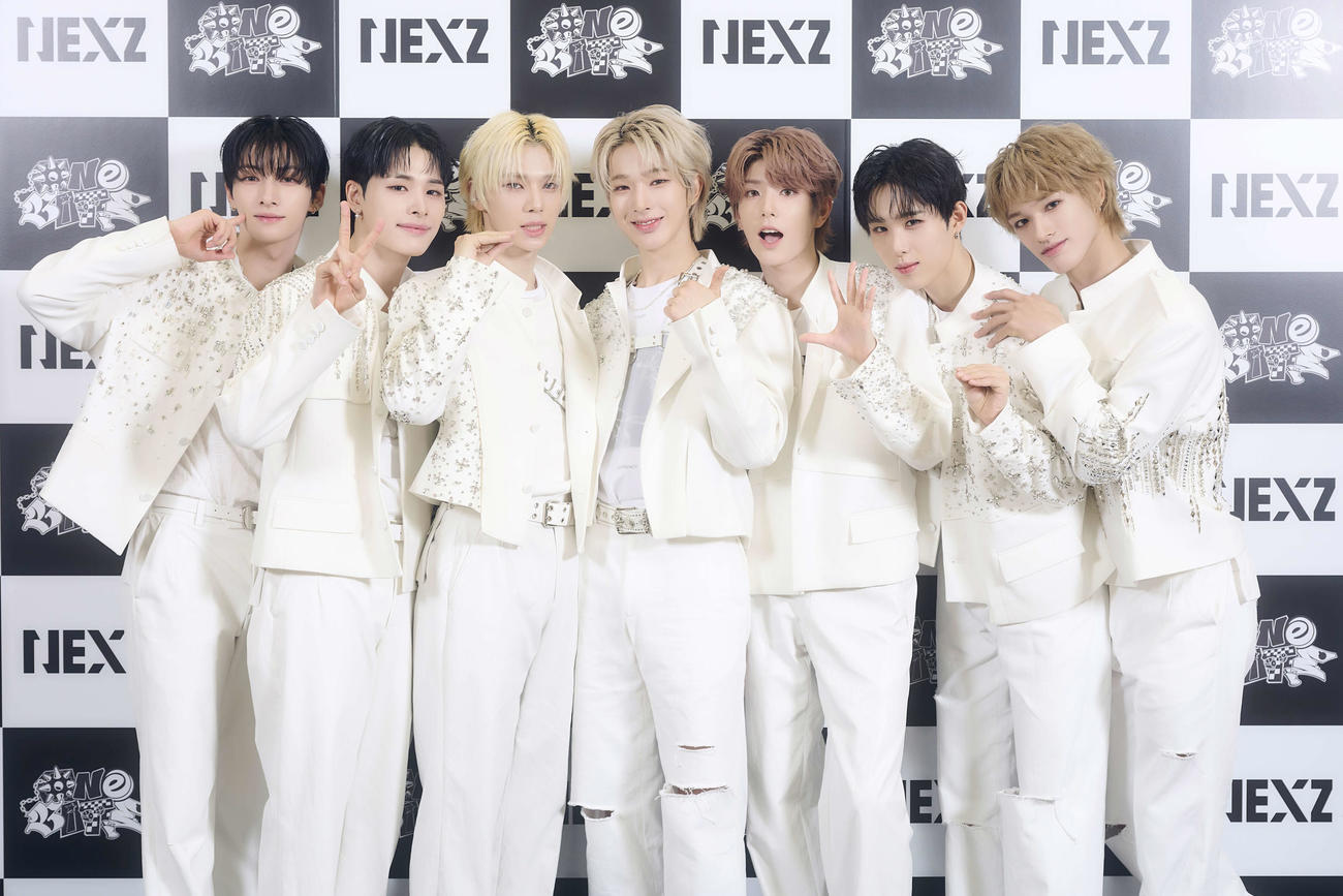 「NEXZ LIVE TOUR 2025　“One Bite”」を開催中のNEXZ。左からYU、HARU、SO GEON、TOMOYA、YUKI、HYUI、SEITA（田中聖太郎氏撮影）