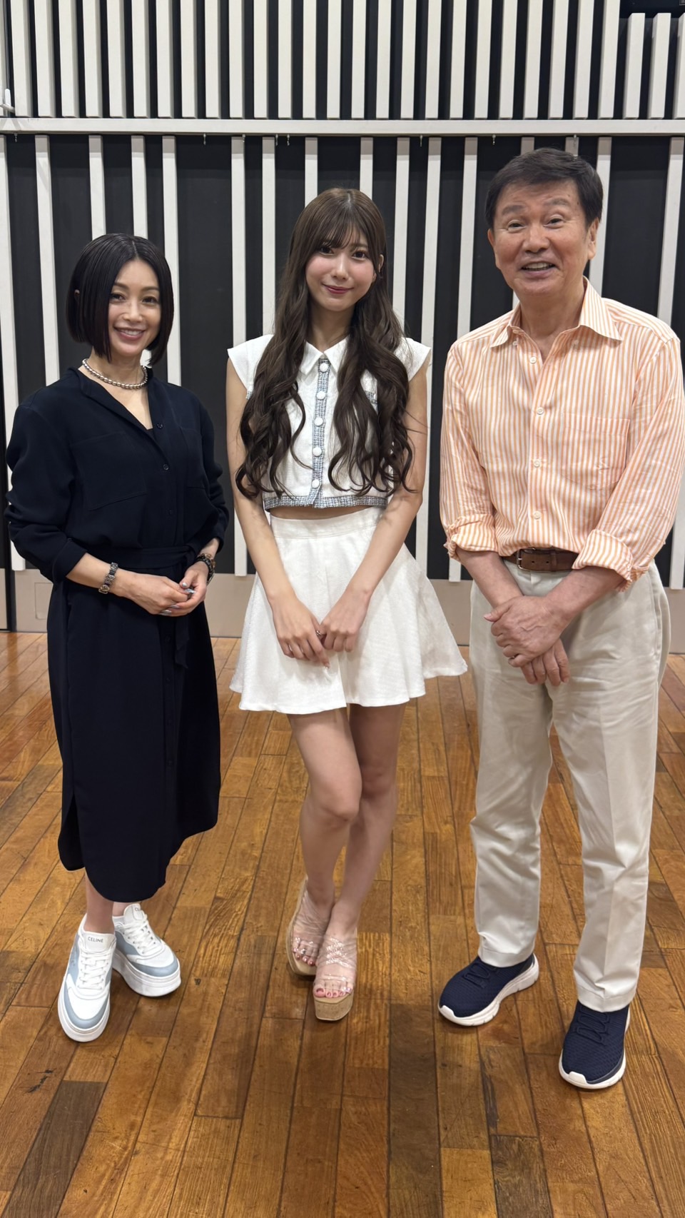 酒井法子（左）と森田健作（右）に挟まれる山広美保子