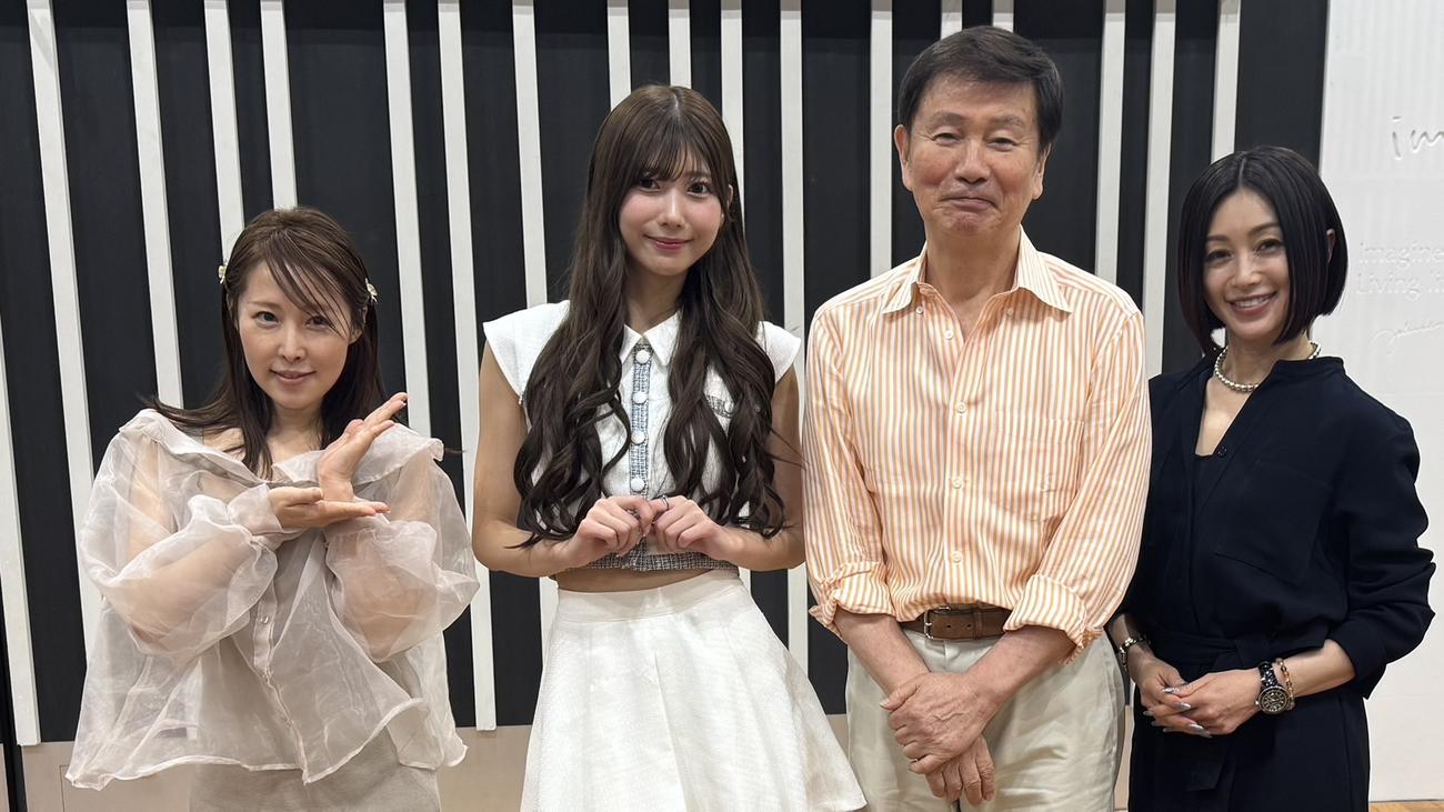FM NACK5「森田健作　青春もぎたて朝一番！」に出演した山広美保子（左から2人目）。左から風谷南友、1人おいて森田健作、酒井法子