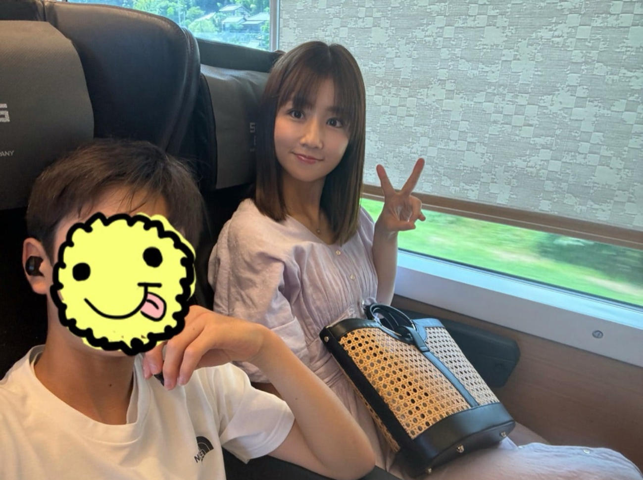 短期留学する長男と小倉優子（小倉優子のブログから）