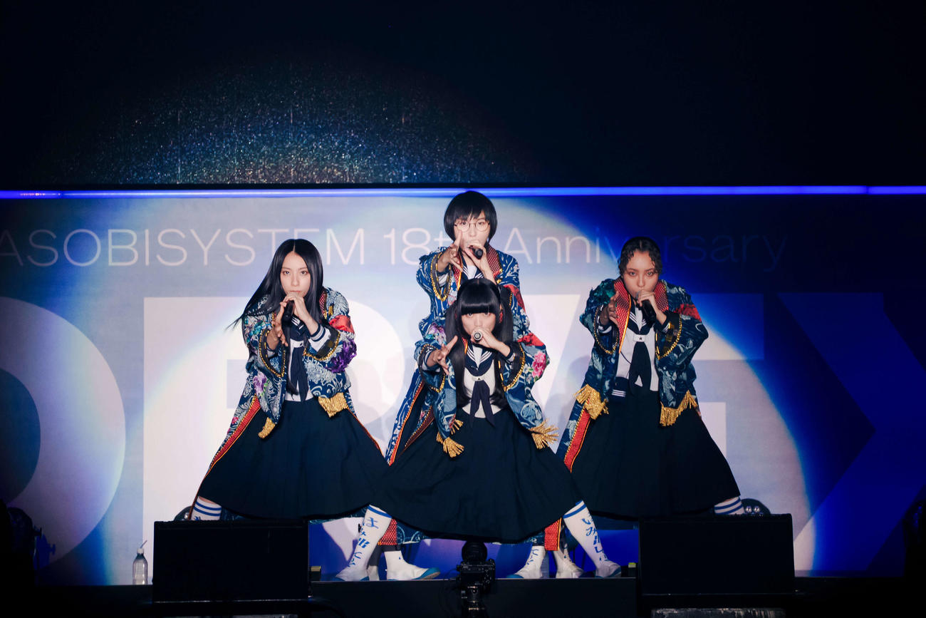「ASOBI EXPO」に出演した新しい学校のリーダーズ（ヨシモリユウナ氏、金谷龍之介氏撮影）