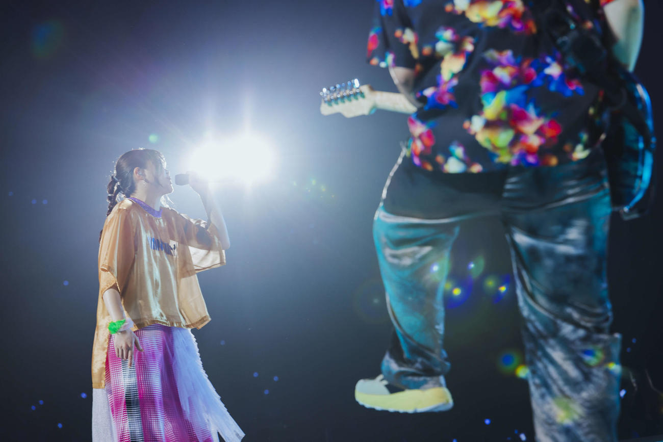 ツアー最終公演でパフォーマンスするいきものがかり吉岡聖恵（左）と水野良樹（堀内レイ氏撮影）