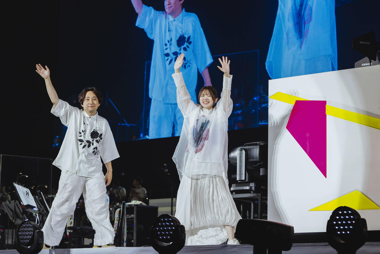 ツアー最終公演のアンコールで手を振るいきものがかりの水野良樹（左）と吉岡聖恵（堀内レイ氏撮影）