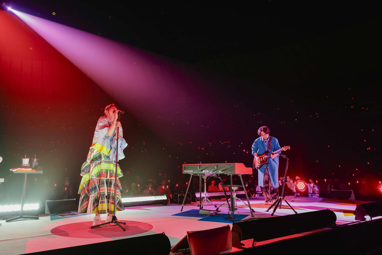 ツアー最終公演でパフォーマンスするいきものがかり水野良樹（左）と吉岡聖恵（堀内レイ氏撮影）
