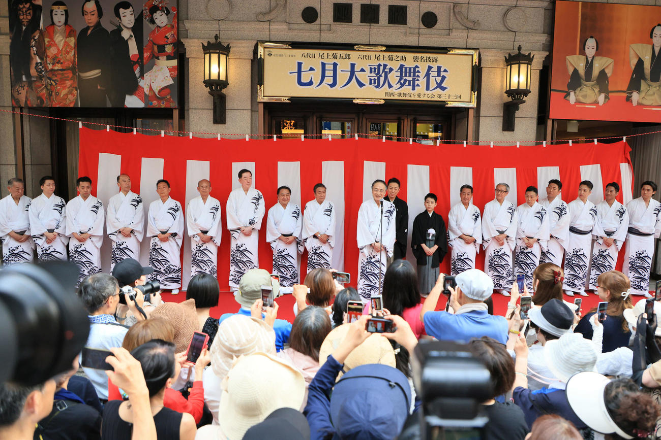 七月大歌舞伎が行われる大阪松竹座前であいさつ（2025年7月撮影）
