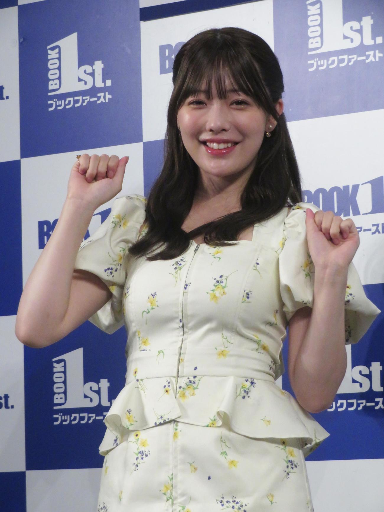 初写真集「きらららぽん」発売記念取材会でポーズを決める塩見きら（撮影・川田和博）