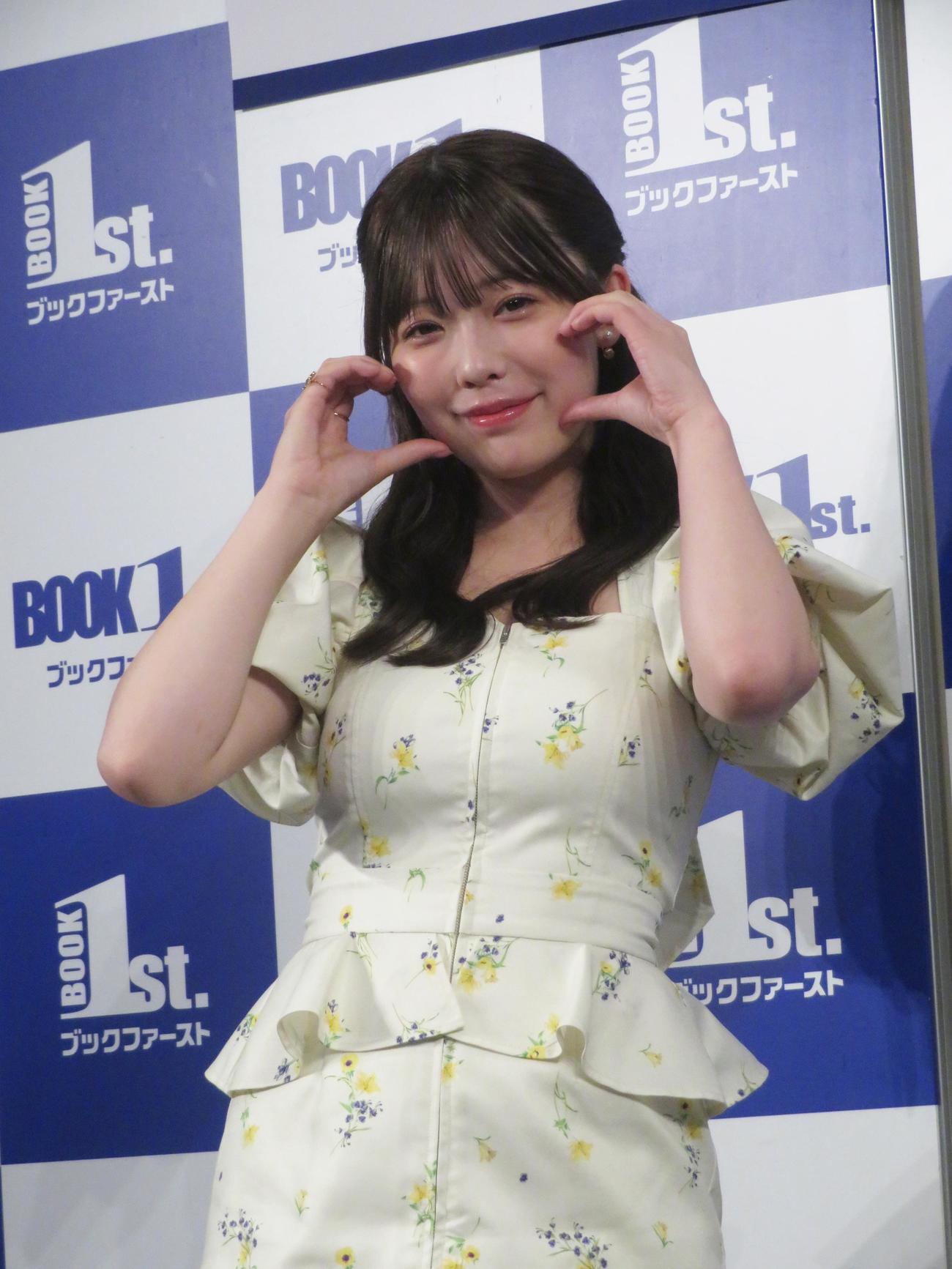 初写真集「きらららぽん」発売記念取材会でハートポーズを披露する塩見きら（撮影・川田和博）