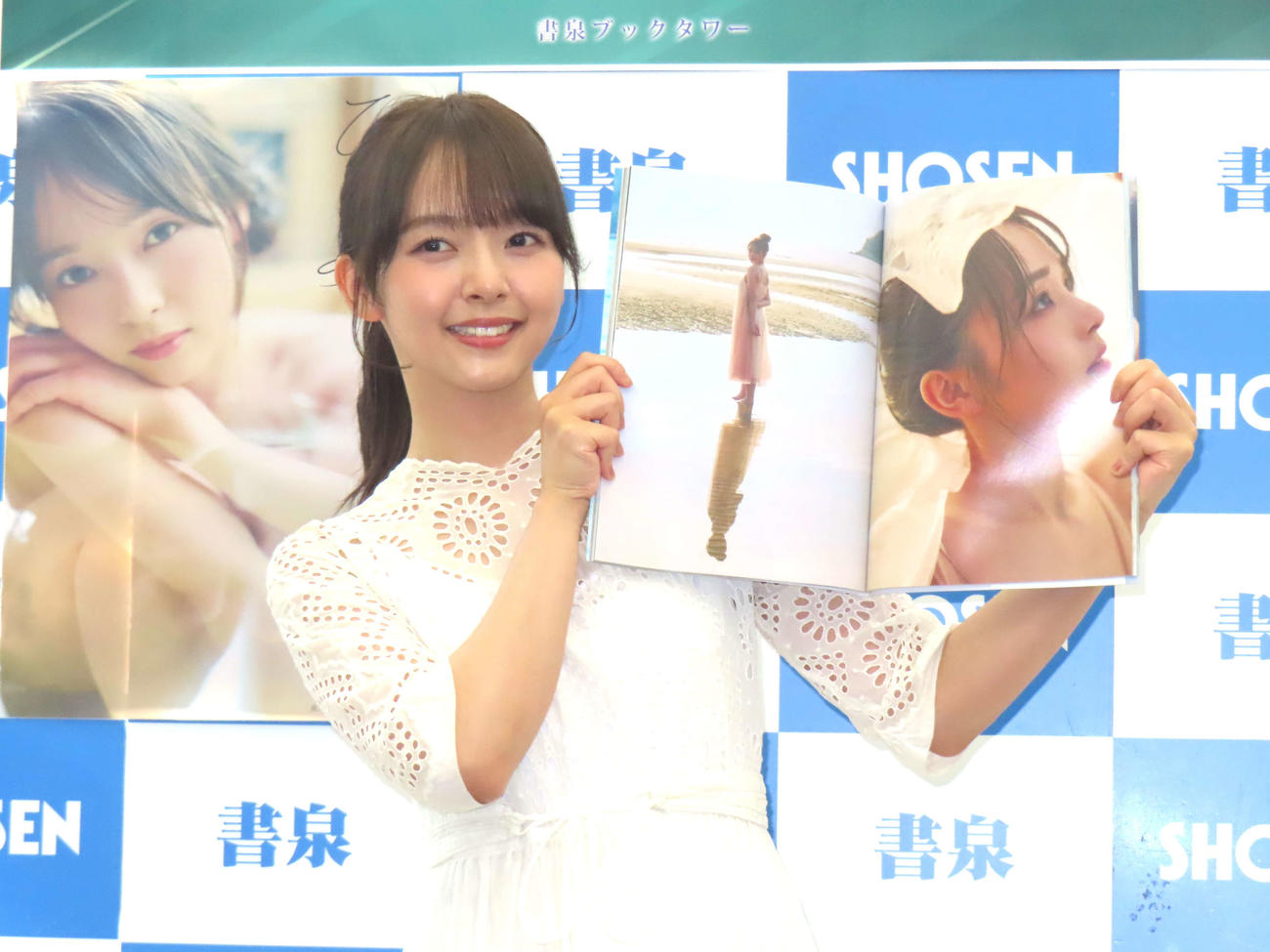 ファースト写真集「ひとりじめ。」発売記念取材会でお気に入りカットを見せる高畑結希