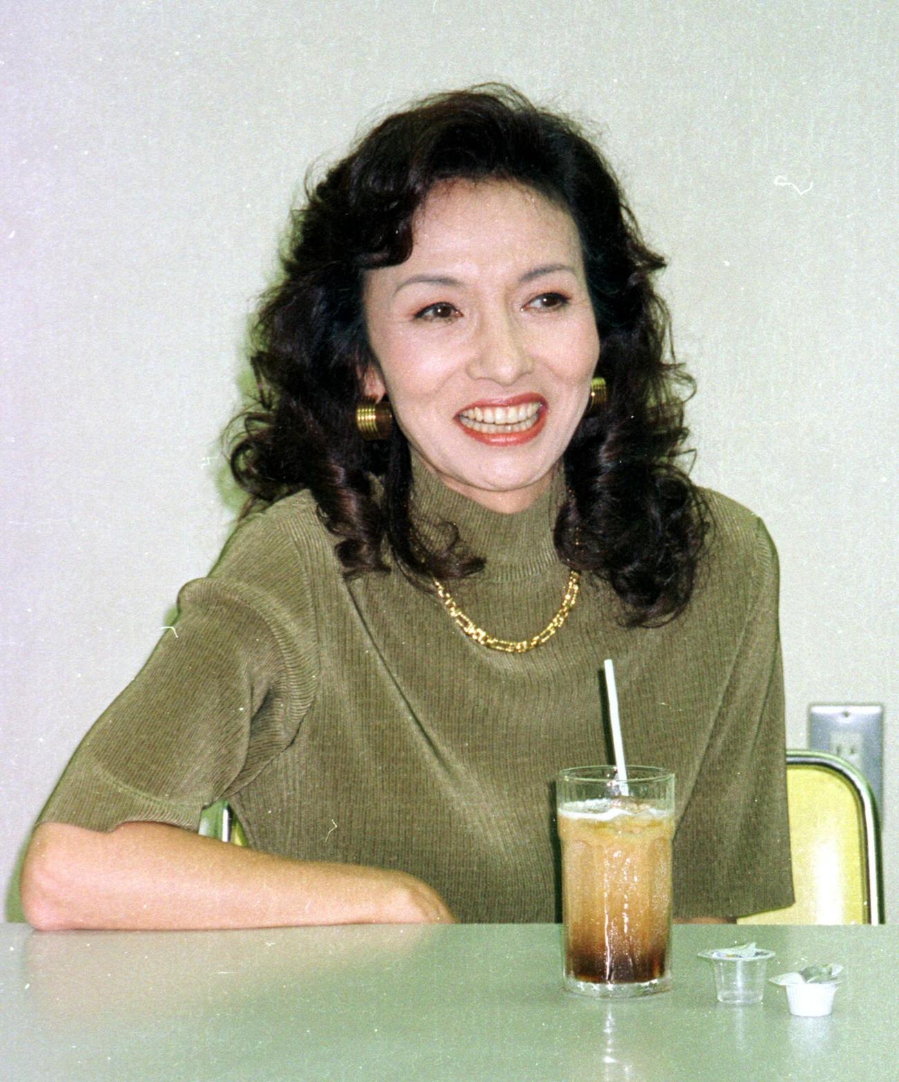 98年7月、アイスコーヒーを飲みながら談笑する中山麻理さん