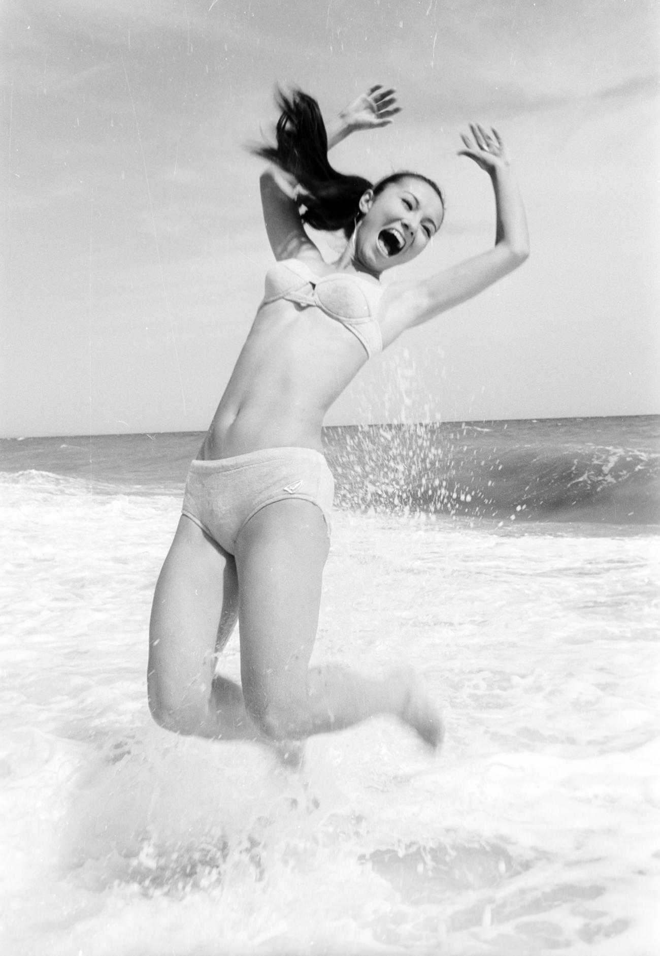 69年5月、大磯ロングビーチの波打ち際ではしゃぐ中山麻理さん