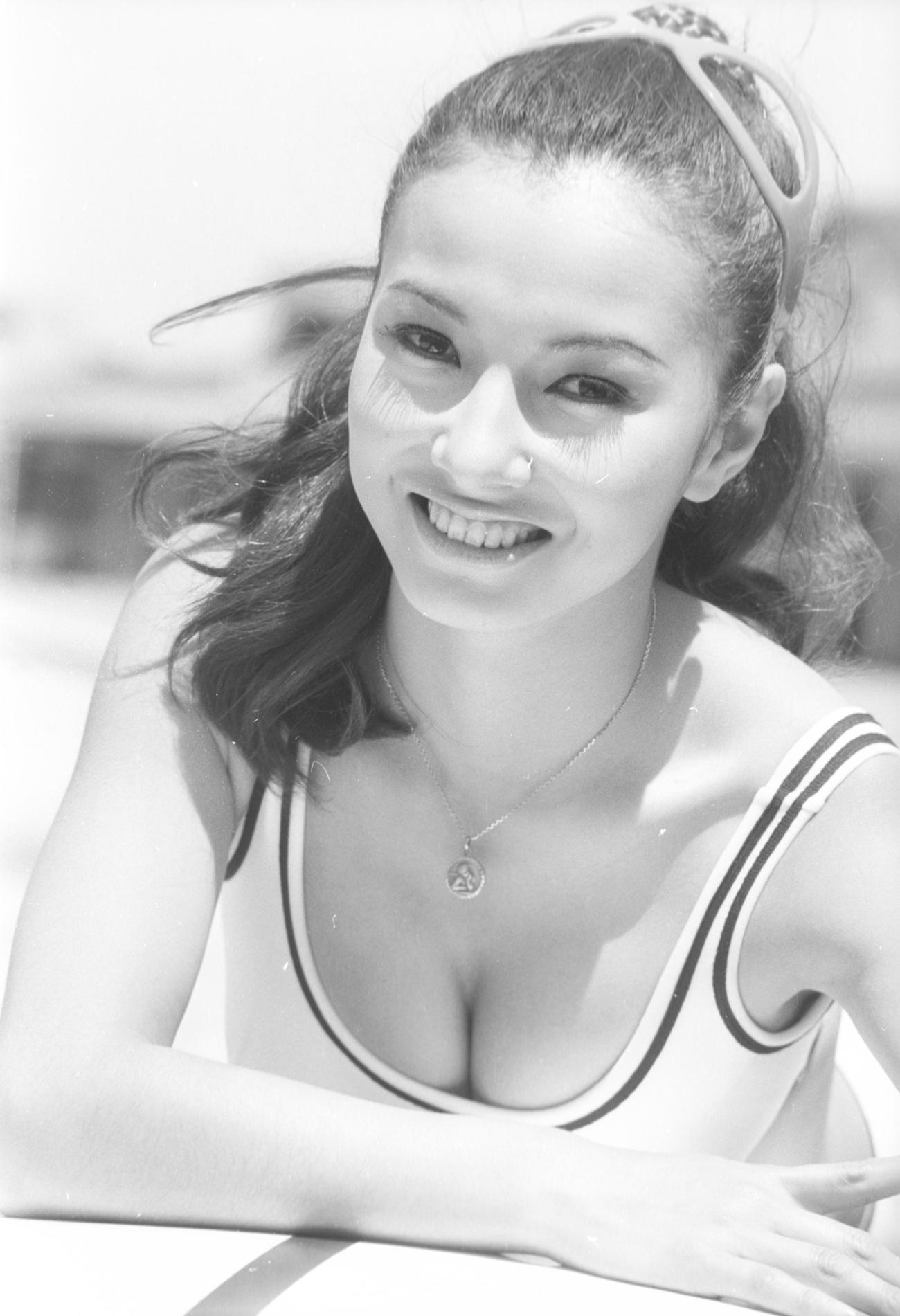 69年5月、海辺でほほ笑む中山麻理さん