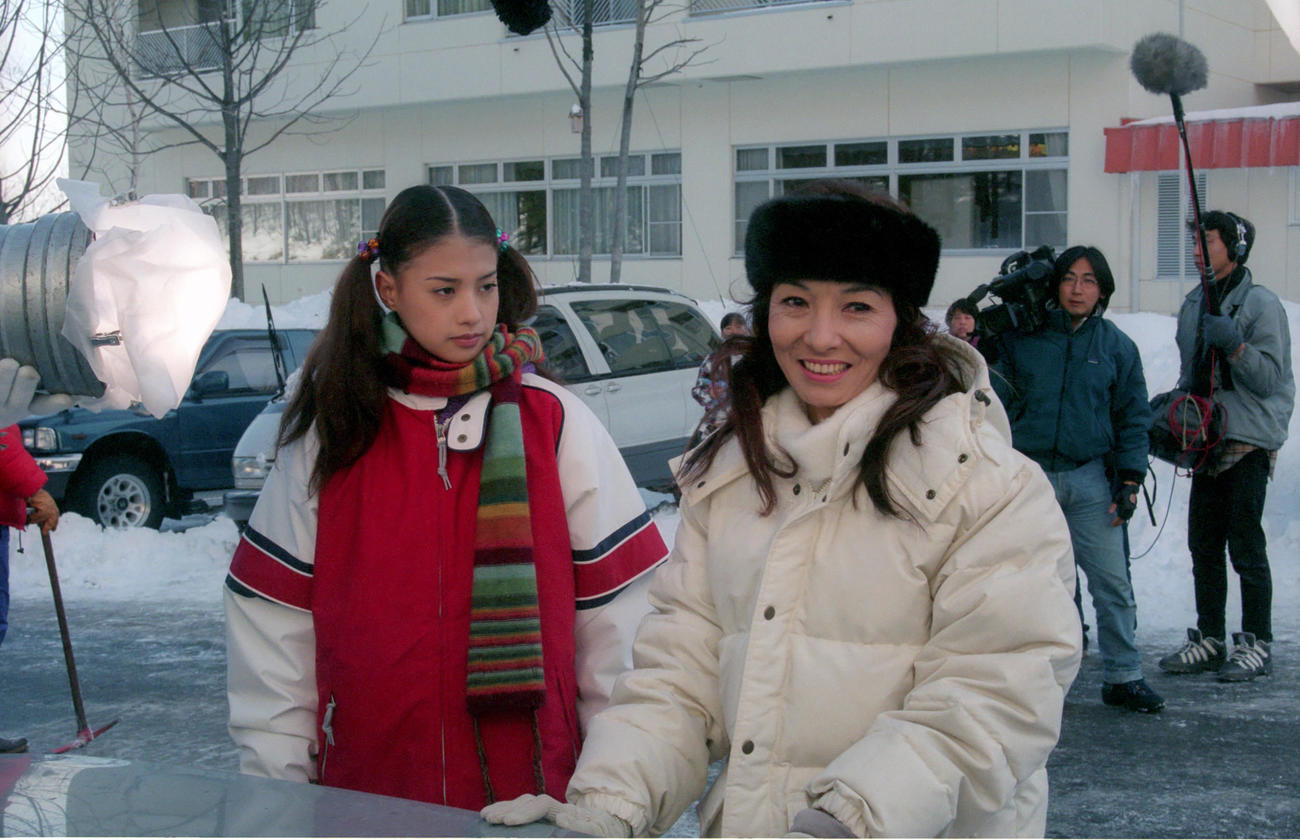 98年1月、日本テレビ「三姉妹探偵団」の収録で吉川ひなの（左）と共演した中山麻理さん