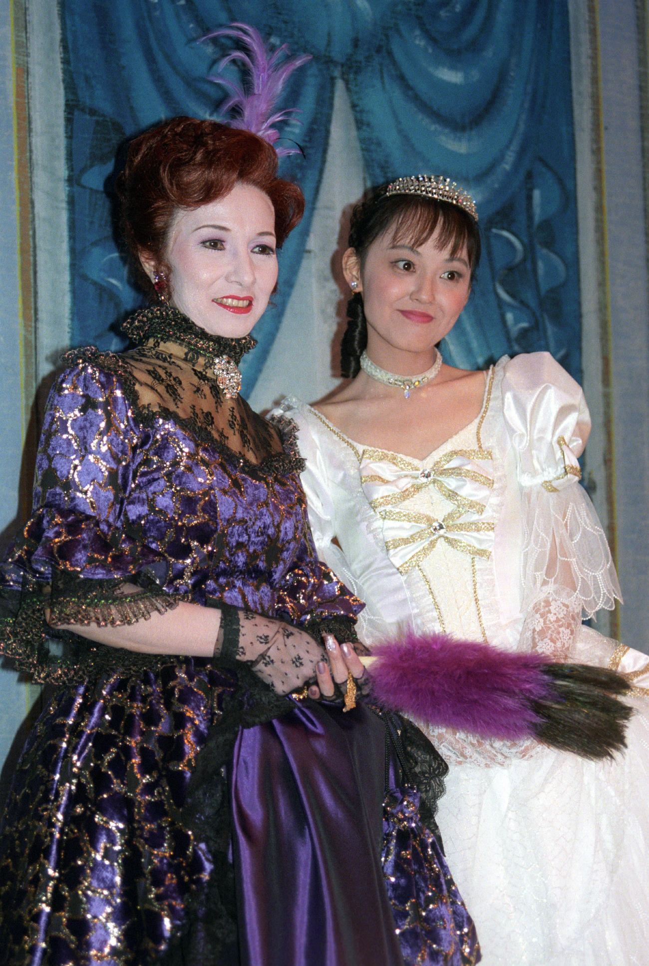 99年7月、ミュージカル「シンデレラ」の会見を今村雅美（右）と中山麻理さん