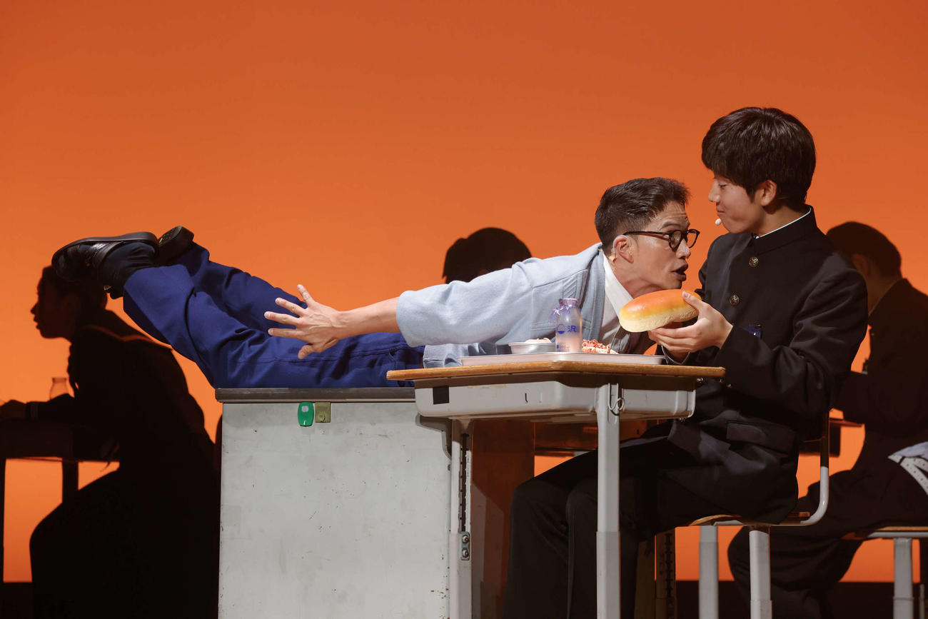 「おいしい給食」ファンミーティング「全校集会」のライブアクト「おいしい給食　ロスト・オブ・アゲパン」で向かい合う市原隼人（左）と田澤泰粋