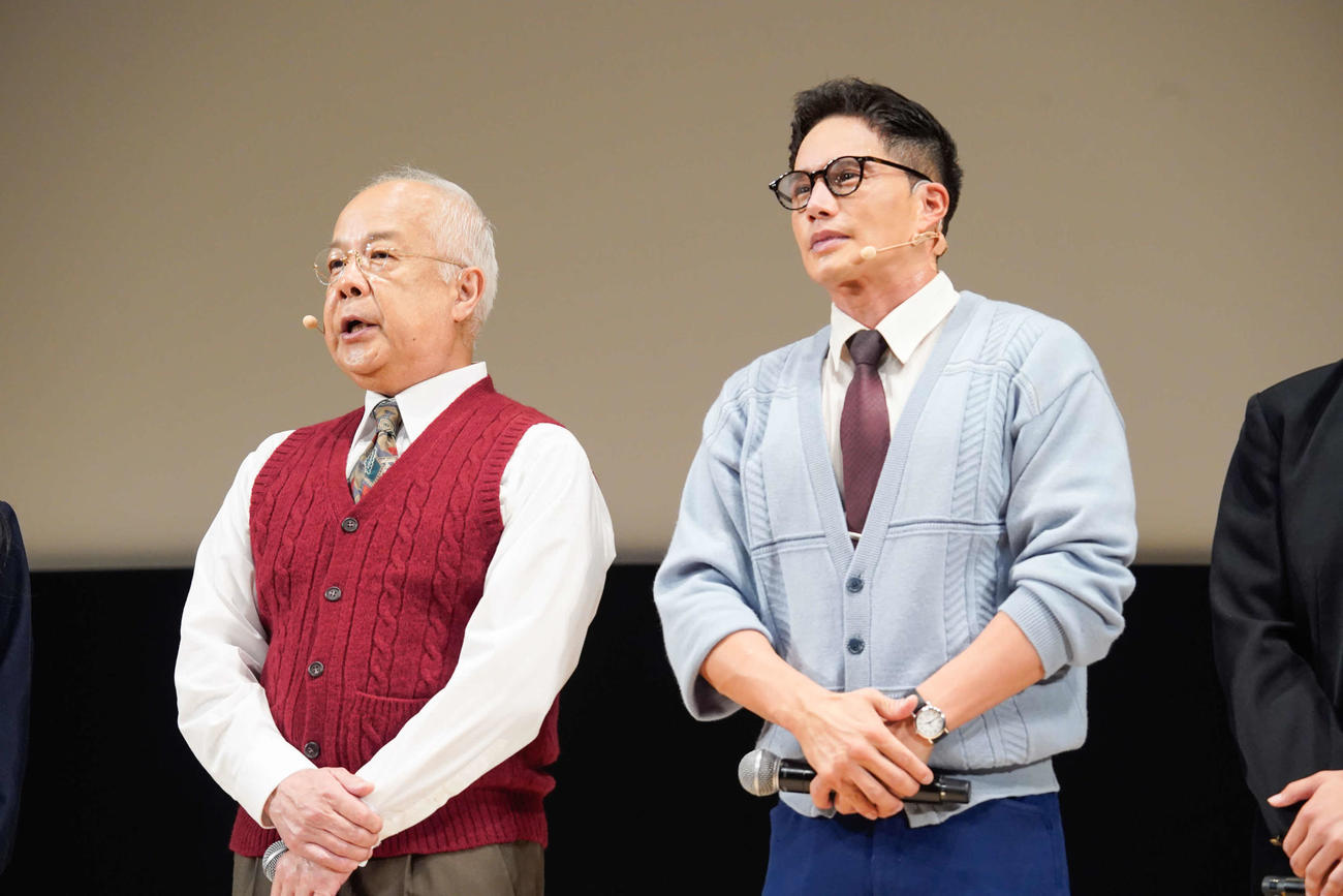 「おいしい給食」ファンミーティング「全校集会」のライブアクト「おいしい給食　ロスト・オブ・アゲパン」で並び立つ小堺一機（左）と市原隼人