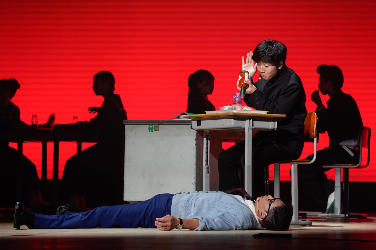 「おいしい給食」ファンミーティング「全校集会」のライブアクト「おいしい給食　ロスト・オブ・アゲパン」で向かい合う市原隼人（左）と田澤泰粋