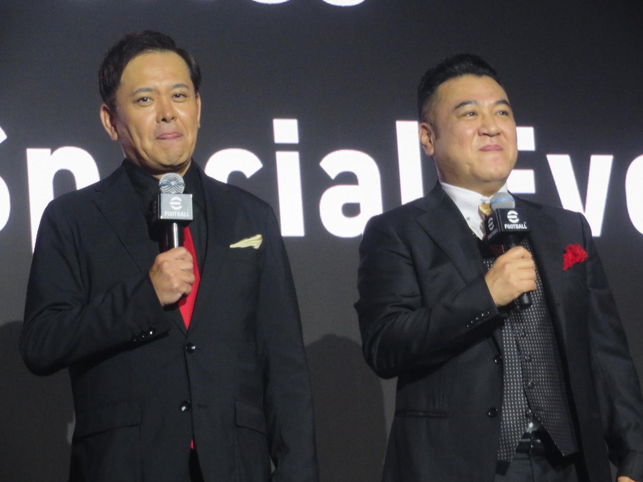 KONAMI「eFootballシリーズ30周年記念発表会」に出席した有田哲平（左）と山崎弘也（撮影・川田和博）