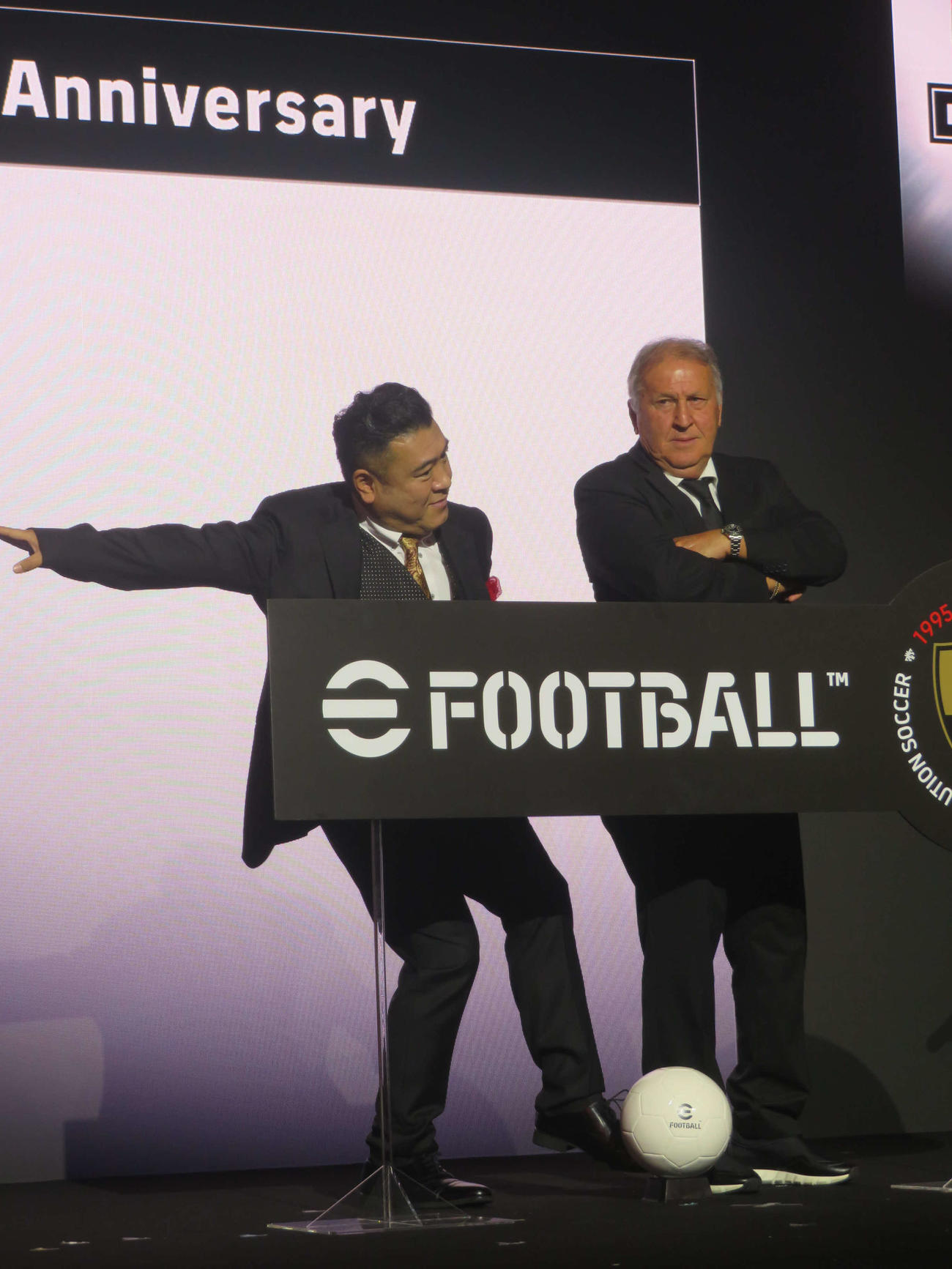 「ウイニングイレブン10」パッケージ再現に挑戦した山崎弘也（左）とジーコ氏（撮影・川田和博）