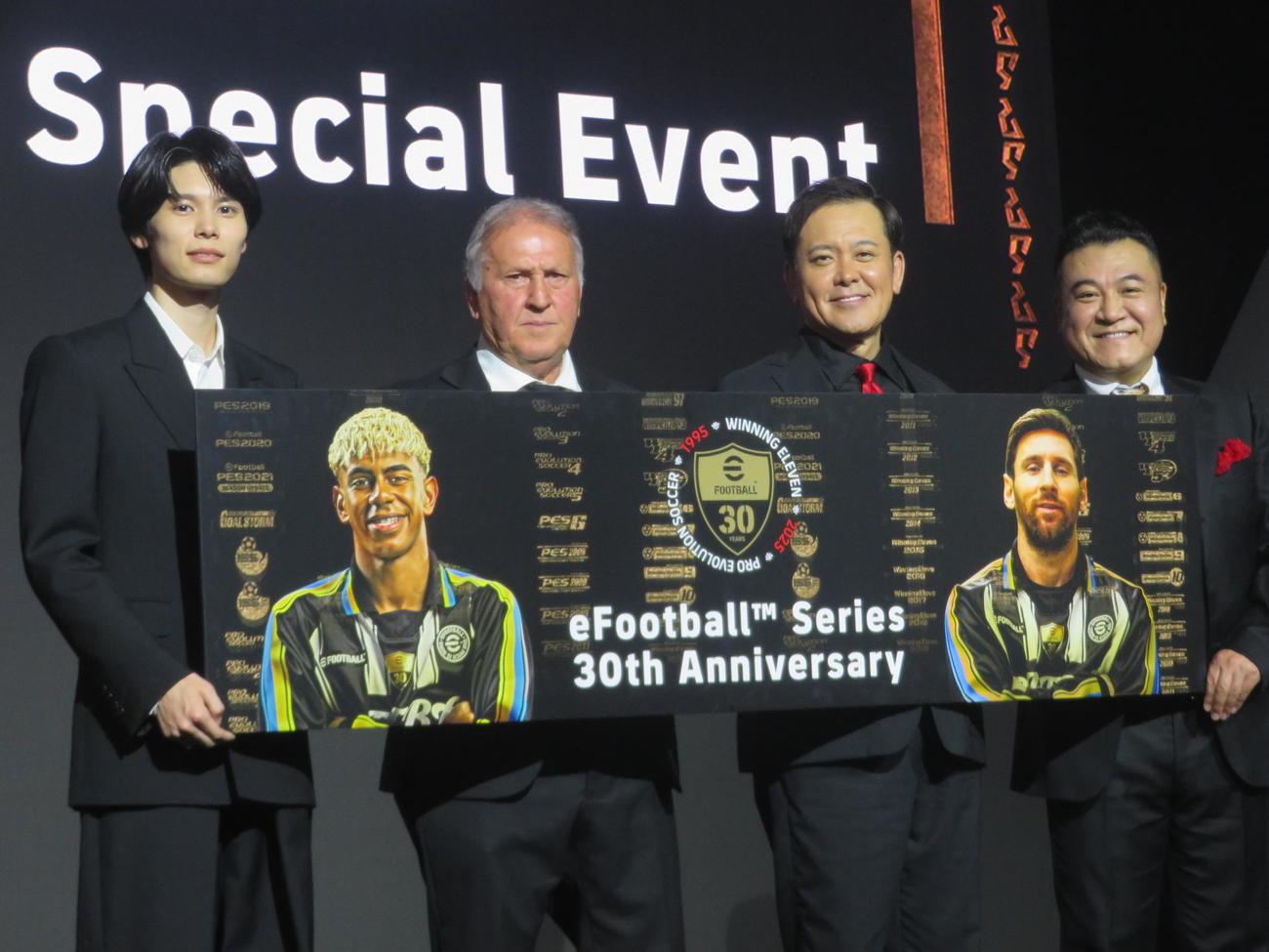 KONAMI「eFootballシリーズ30周年記念発表会」に出席した、左から萩原利久、ジーコ氏、有田哲平、山崎弘也（撮影・川田和博）