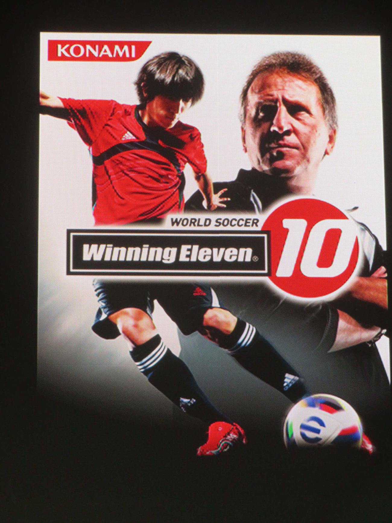 KONAMI「eFootballシリーズ30周年記念発表会」で公開された「ウイニングイレブン10」のパッケージ（撮影・川田和博）