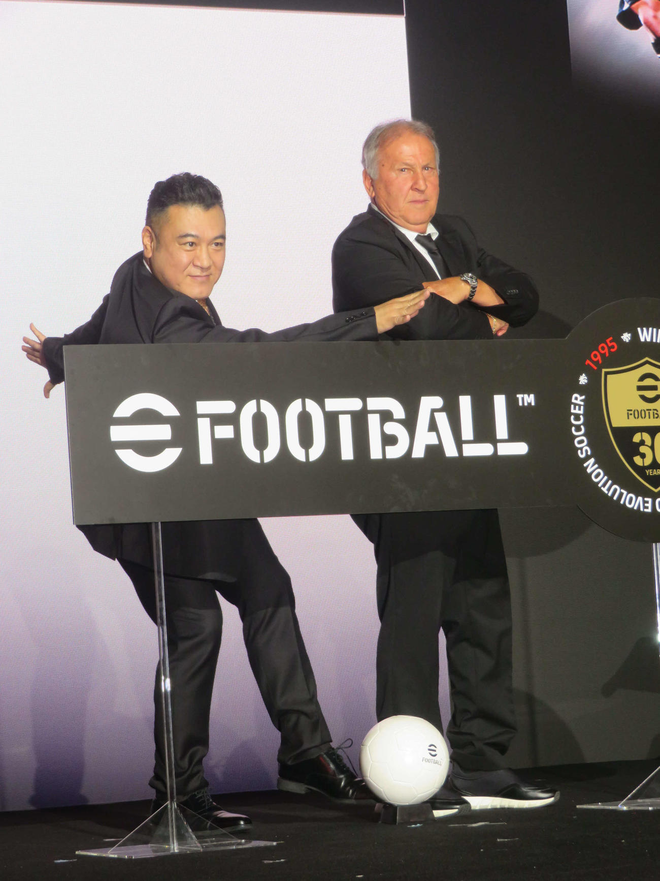 ジーコ氏の指導を受けた後、「ウイニングイレブン10」パッケージ再現に挑戦する山崎弘也（左）とジーコ氏（撮影・川田和博）