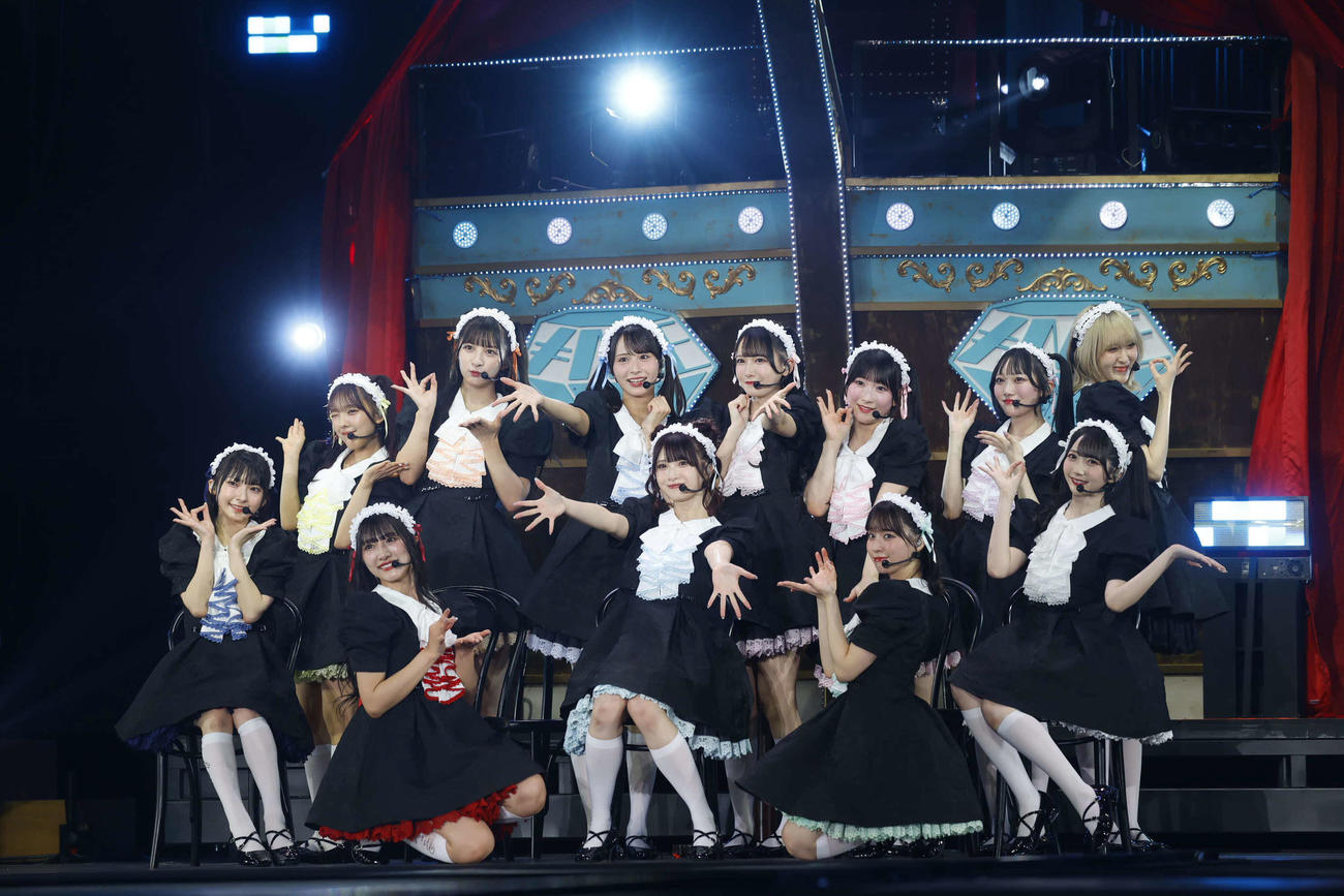 全国ツアー「We want to find　“カフェ樂園”」東京公演でパフォーマンスする≠ME。前列左から永田詩央里、蟹沢萌子、菅波美玲、冨田菜々風、谷崎早耶。後列左から落合希来里、河口夏音、尾木波菜、鈴木瞳美、櫻井もも、本田珠由記、川中子奈月心（C）YOANI